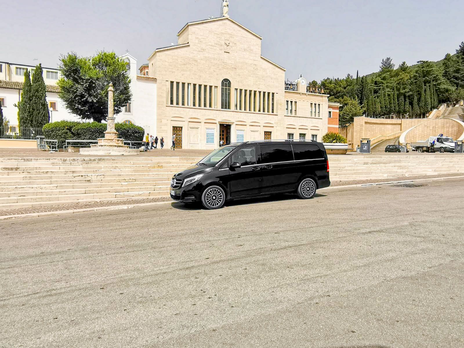 Servizio Taxi Ncc Transfer Vieste  Mercedes Viano 7 posti Piscopo nel Gargano in Puglia